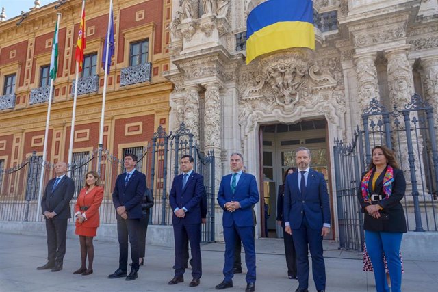 El presidente de la Junta de Andalucía, Juanma Moreno, y el resto de miembros del Consejo de Gobierno asisten a la colocación de la bandera nacional de Ucrania ante la fachada principal del Palacio de San Telmo en señal de apoyo al pueblo ucraniano a 02 d