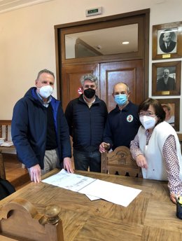 De izquierda a derecha, el director de Proyectos de NILSA, Gregorio Berrozpe, el director gerente de NILSA, Fernando Mendoza, un empleado municipal, Nicolás Tainta, y Clara Goyenetxe, concejala del Ayuntamiento de Ochagavía.