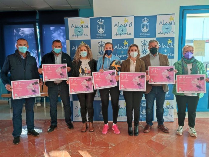 La alcaldesa de Alcalá de Guadaíra, Ana Isabel Jiménez, ha presentado, junto al secretario general de la Federación Andaluza de Pádel,  Manuel Sánchez, el campeonato femenino que se disputa en las instalaciones el Club de Tenis Oromana.