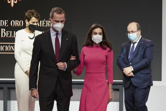 Los Reyes, Don Felipe y Doña Letizia, la presidenta de Navarra, María Chivite, y el ministro de Cultura y Deporte, Miquel Iceta, en la entrega de las Medallas de Oro de las Bellas Artes 2020 en Pamplona, el 2 de marzo de 2022.