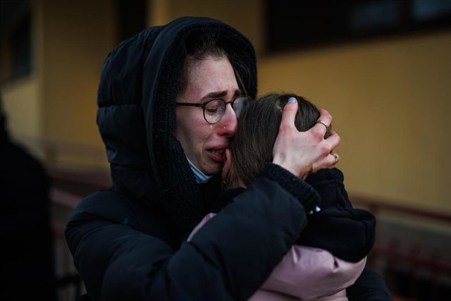 Dos hermanas se abrazan a su llegada procedente de Ucrania en la estación de tren de Przemysl (Polonia)