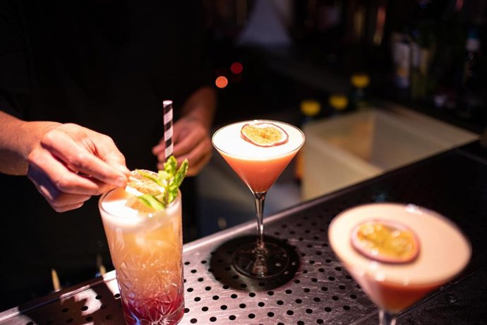 Varios cócteles en una discoteca