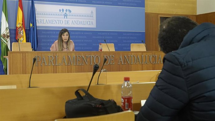 La portavoz adjunta del Grupo Socialista en el Parlamento andaluz, María Márquez, en rueda de prensa.