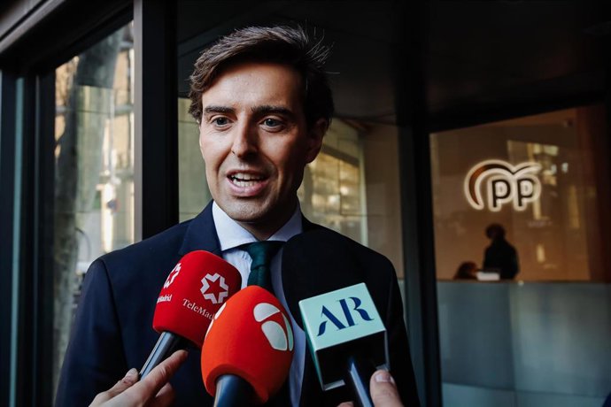 El vicesecretario de Comunicación del PP, Pablo Montesinos, responde a los medios a su llegada a la sede de Génova para participar en el Comité de Dirección de la formación, a 21 de febrero de 2022, en Madrid (España). 