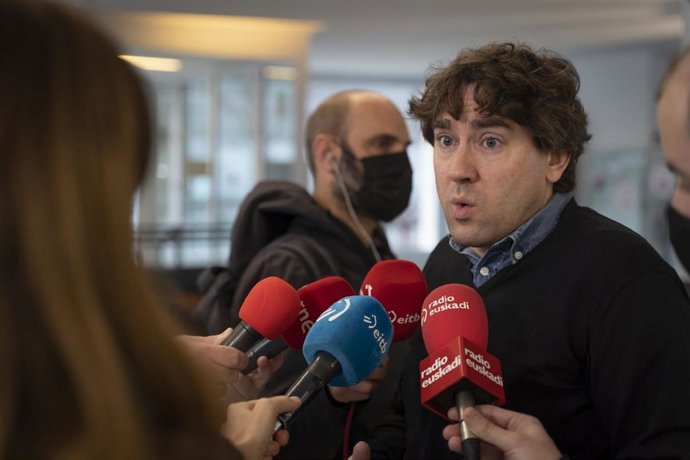 Declaraciones del secretario general del PSE-EE, Eneko Andueza, a los medios de comunicación en Bilbao