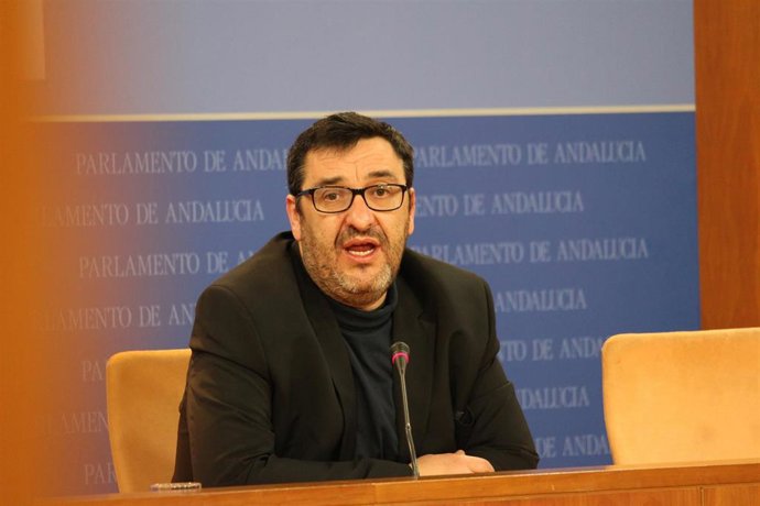 El portavoz adjunto en el Parlamento de Andalucía de Unidas Podemos, Guzmán Ahumada, este miércoles en rueda de prensa.