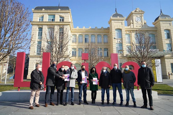 Archivo - Representantes de las instituciones, de sindicatos, de usuarios y de vecinos de Lleida, el pasado 26 de enero delante de la estación de trenes de Lleida.