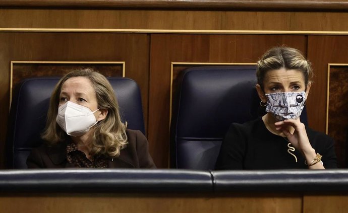 La ministra de Economía, Nadia Calviño (i), y la ministra de Trabajo, Yolanda Díaz, en el Pleno del Congreso celebrado este miércoles