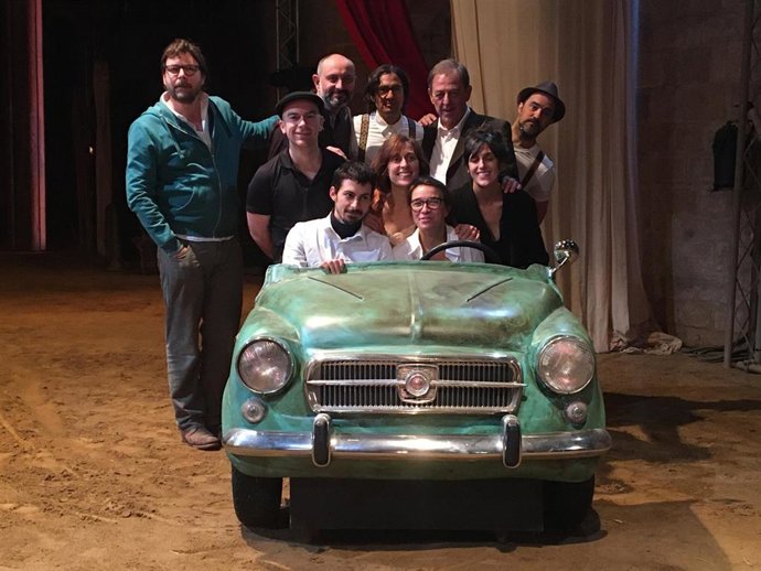 La compañía teatral La Perla 29 con su director, Oriol Broggi.