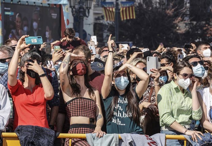 Asistentes a la primera 'masclet' de las Fallas de 2022 en la plaza del Ayuntamiento de Valncia. 