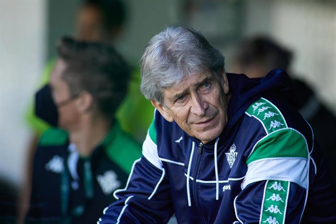 El entrenador del Betis, Manuel Pellegrini, durante el partido ante el Mallorca en el Benito Villamarín de LaLiga Santander 2021-2022.