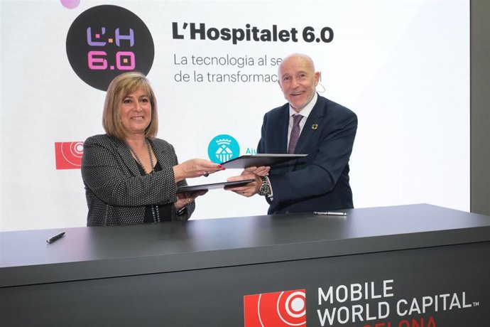 La alcaldesa de L'Hospitalet de Llobregat (Barcelona), Núria Marín, y el director general de Mobile World Capital, Carlos Grau, firman un convenio para digitalizar la ciudad.