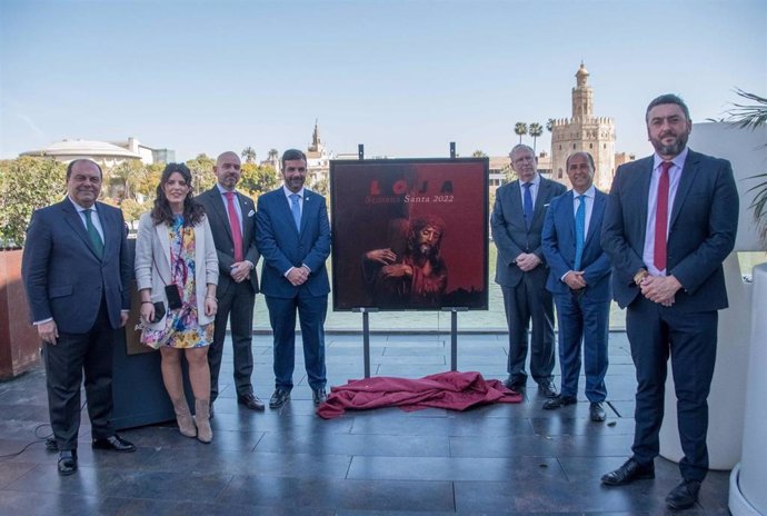 Junto al cartel a la izquierda el alcalde de Loja, Joaquin Camacho, y el autor, Francisco Vaquero. A la derecha, el presidente del consejo de Cofradías de Sevilla, Francisco Velez, y el director de Grupo Abades, Antonio Martín.