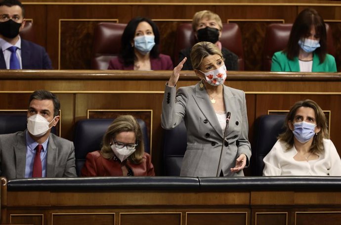 La vicepresidenta segunda y ministra de Trabajo y Economía Social, Yolanda Díaz, interviene en una sesión plenaria, en el Congreso de los Diputados, a 23 de febrero de 2022, en Madrid (España).