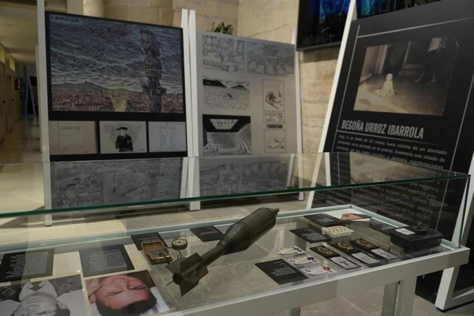 Portadas de periódicos y otras piezas en la inauguración de la exposición 'El terror en portada, 60 años de terrorismo en España a través de la prensa', en el hall del Parlamento de La Rioja