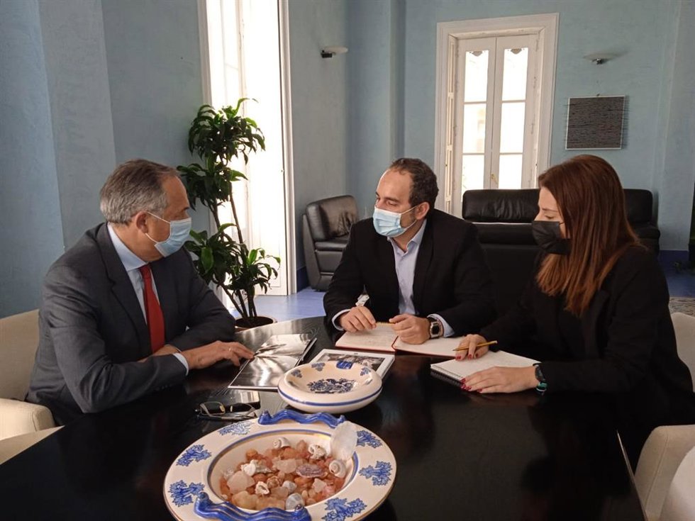 García Egea en su reunión con el alcalde de Carboneras (Almería), José Luis Amérigo