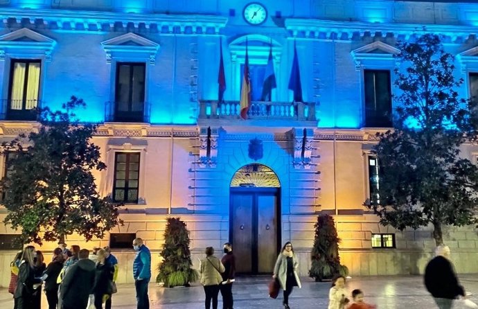 El Ayuntamiento de Granada, iluminado con los colores de la bandera ucraniana, en solidaridad con los damnificados por la guerra