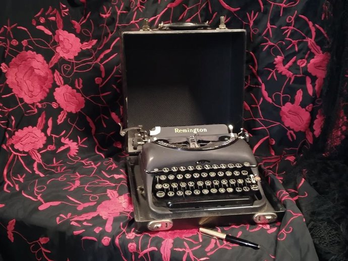 Máquina de escribir y pluma del Maestro Quintero.