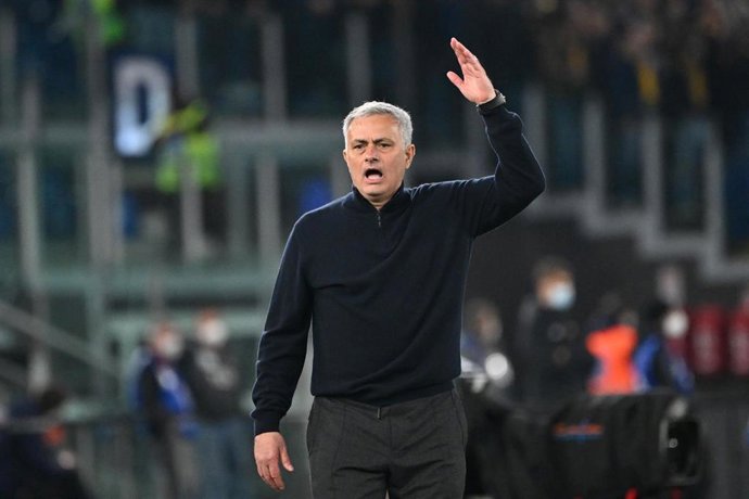 19 February 2022, Italy, Rome: Roma head coach Jose Mourinho gestures on the touchline during the Italian Serie A soccer match between AS Roma and Hellas Verona FC at the Olimpic Stadium. Photo: Fabrizio Corradetti/LPS via ZUMA Press Wire/dpa