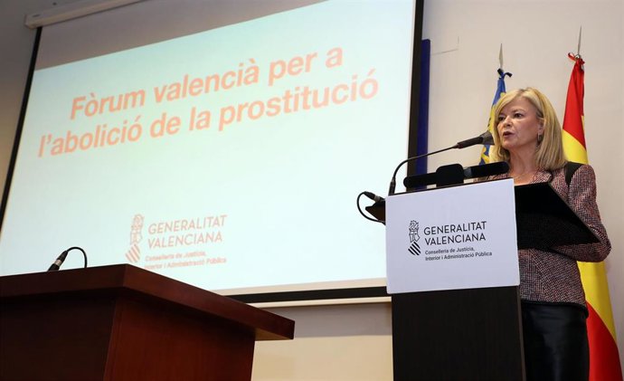 La consellera de Justicia, Gabriela Bravo, presenta la estrategia de abolición de la prostitución