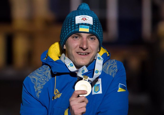 Archivo - El ucraniano Dmytro Pidruchnyi celebra su medalla de oro en el Mundial de Biatlón.