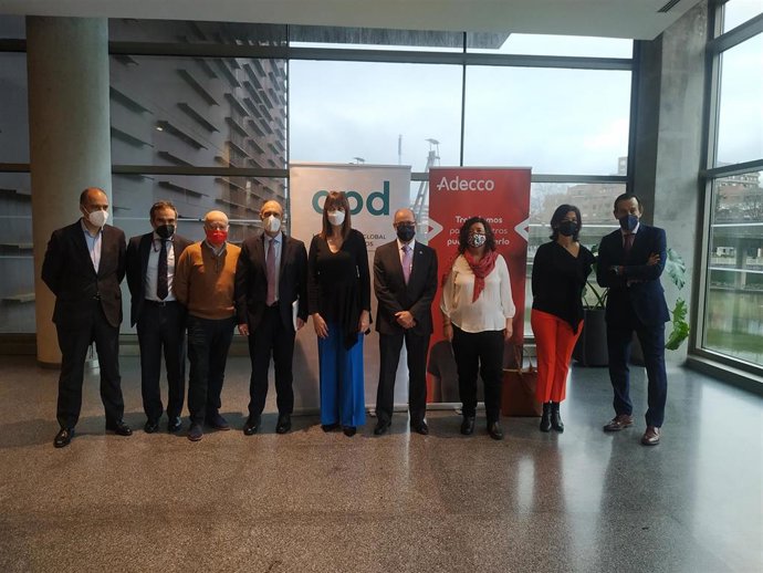 Participantes en la jornada "Reforma laboral. Un nuevo mercado de trabajo para la recuperación económica"