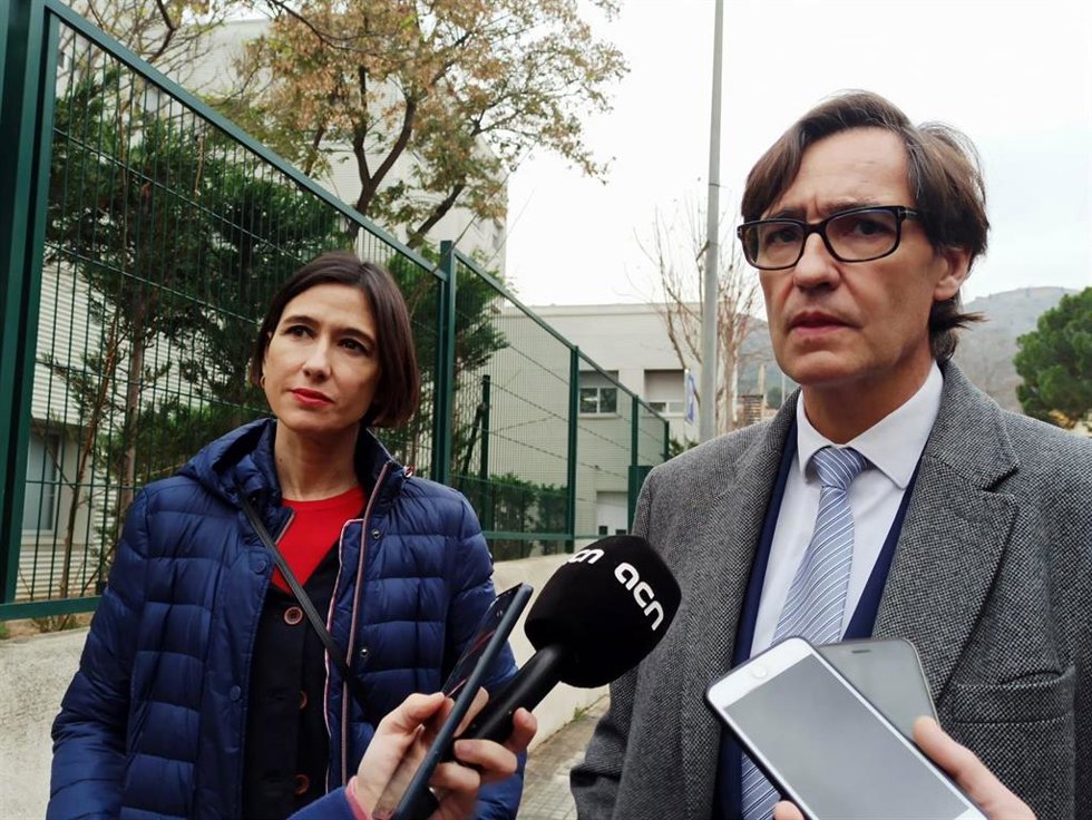 El primer secretario del PSC, Salvador Illa, y la alcaldesa de Santa Coloma de Gramenet (Barcelona), Núria Parlon, en declaraciones a los medios el 2 de marzo.