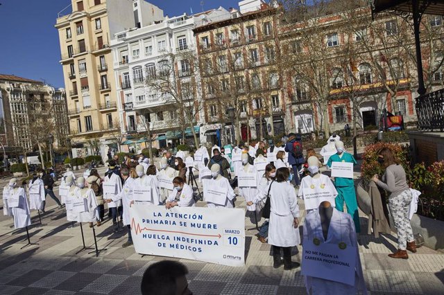 Archivo - Profesionales sanitarios colocan maniquíes con carteles como signo de protesta durante el inicio de una huelga indefinida y completa convocada para más de 5.000 médicos de Atención Primaria de la Comunidad de Madrid, en Madrid, (España), a 10 de
