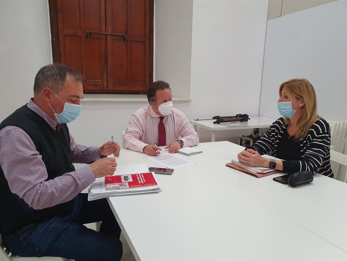 López Aparicio se reúne con varios de los representantes del Sindicato de Empleados Municipales.