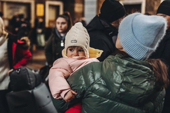 Un niño y su madre en la estación de tren de Kiev, a 1 de marzo de 2022, en Kiev (Ucrania)