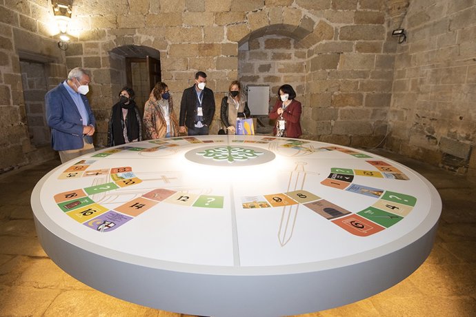 El presidente de la Diputación de Cáceres, Carlos Carlos, y otras autoridades tras la inauguración del Foro de Innovación en Turismo Rural