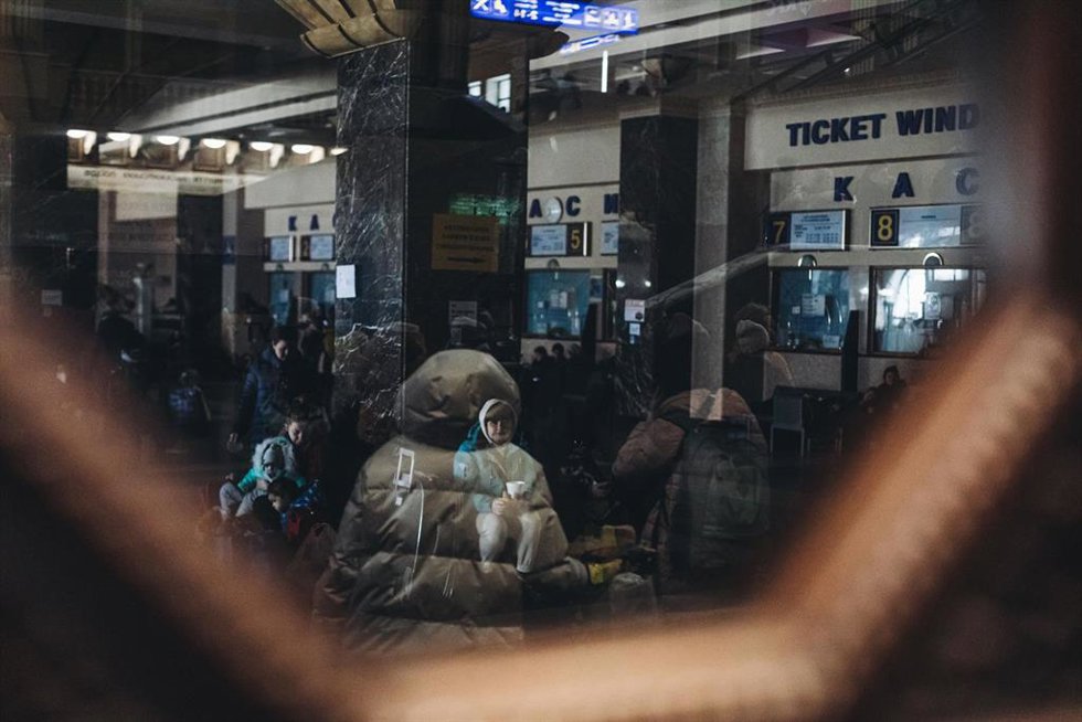 Varias personas esperan en el interior de la estación de Kiev, a 1 de marzo de 2022, en Kiev (Ucrania). 
