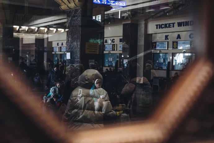 Varias personas esperan en el interior de la estación de Kiev, a 1 de marzo de 2022, en Kiev (Ucrania).