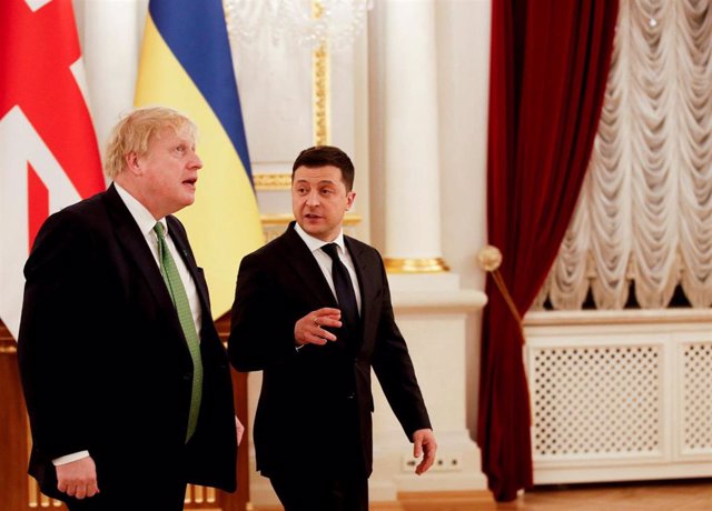 El primer ministro de Reino Unido, Boris Johnson, y el presidente de Ucrania, Volodimir Zelenski. 