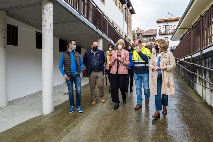 La consejera de Educación y Formación Profesional, Marina Lombó, visita el centro educativo Santa Juliana.