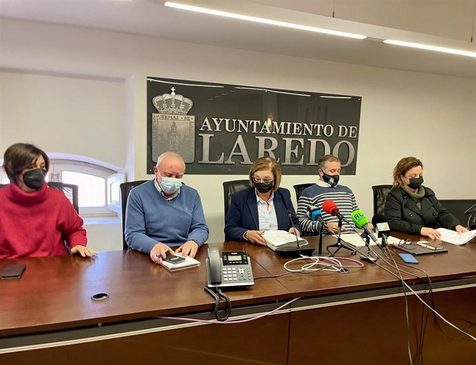 La alcaldesa de Laredo, Charo Losa, y otros integrantes del equipo de Gobierno comparecen en rueda de prensa para informar de un "error" en el cobro de impuestos