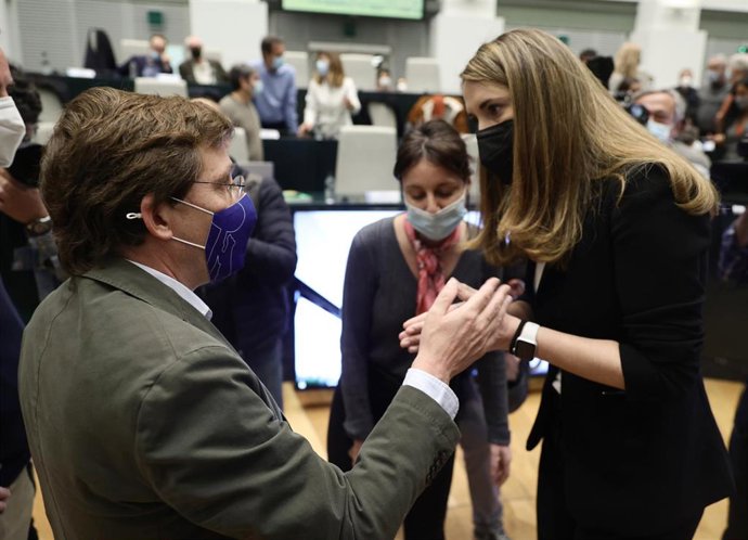 El alcalde de Madrid, José Luis Martínez- Almeida, conversa con la concejala y portavoz del PSOE en el Ayuntamiento de Madrid, Mar Espinar, a su llegada a una sesión extraordinaria y urgente del pleno municipal 