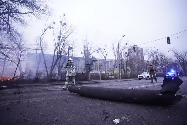 Personal de emergencia en Kiev