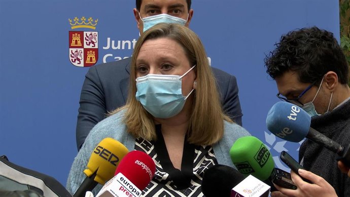 La consejera de Familia e Igualdad de Oportunidades en funciones, Isabel Blanco, atiende a los medios tras la reunión.