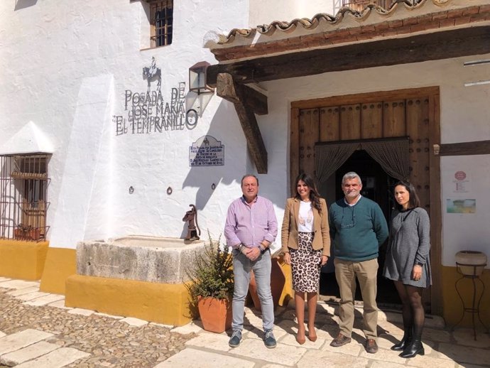 La delegada territorial de Turismo de la Junta en Málaga, Nuria Rodríguez, visita la localidad malagueña de Alameda.