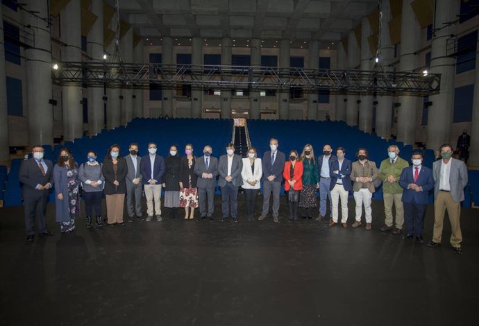 Autoridades en la reinauguración del auditorio de la Casa Colón.