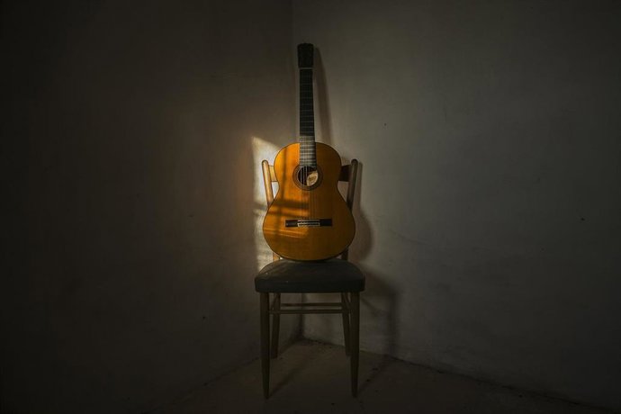 Archivo - Fotografía de la muestra sobre las guitarras de Paco de Lucía.