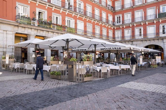 Archivo - Varias mesas de un restaurante en una terraza.