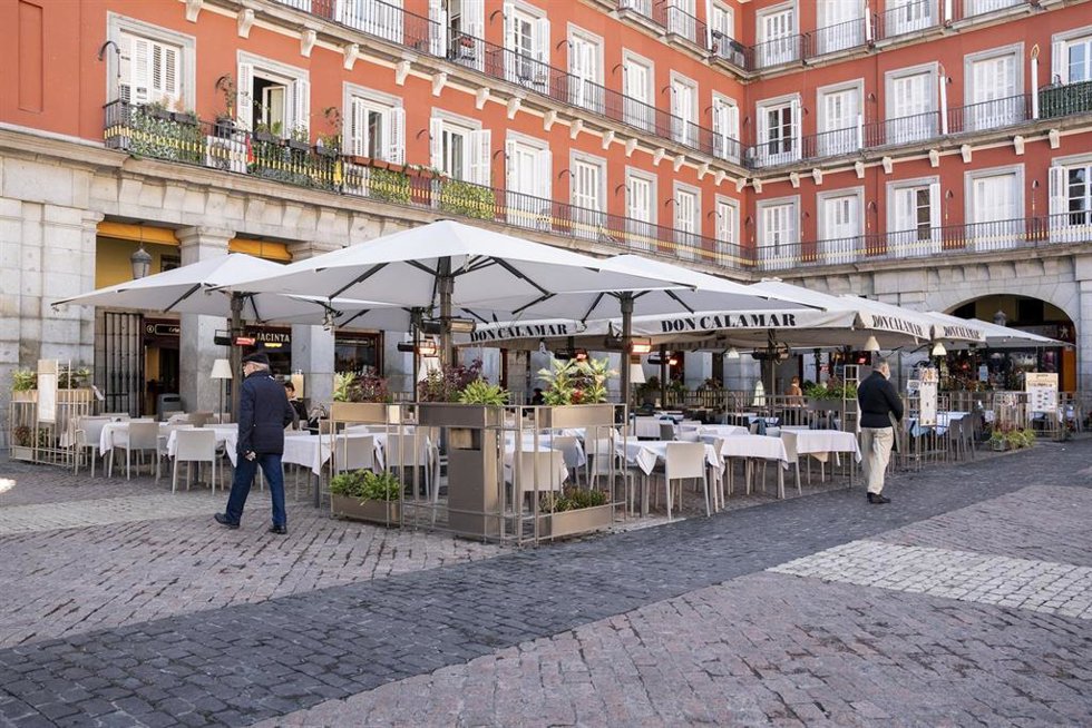 Archivo - Varias mesas de un restaurante en una terraza.