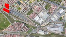 Vista aérea de la terminal de La Negrilla, con las parcelas objeto de licitación en rojo