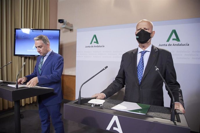 El consejero de Educación y Deportes, Javier Imbroda, (d) junto a el consejero de Presidencia, Elías Bendodo, (i) durante la rueda de prensa tras el Consejo de Gobierno Andaluz en el Palacio de San Telmo, a 2 de marzo de 2022 en Sevilla (Andalucía, Espa