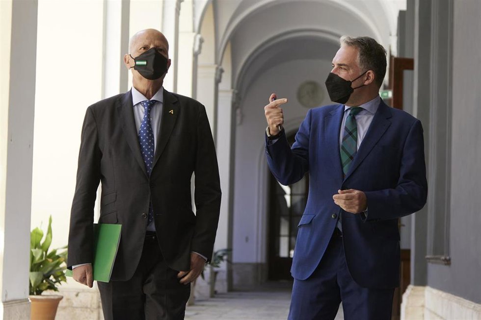 El consejero de Educación y Deportes, Javier Imbroda, (i) junto a el consejero de Presidencia, Elías Bendodo, (d) durante la rueda de prensa tras el Consejo de Gobierno Andaluz en el Palacio de San Telmo, a 2 de marzo de 2022 en Sevilla (Andalucía, Espa