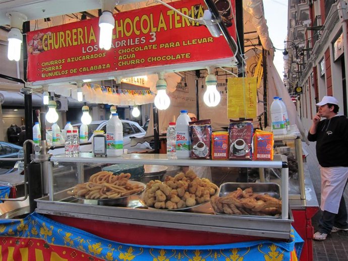 Archivo - Puesto de churros y buñuelos en Valencia