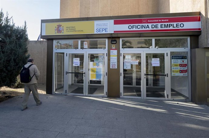Archivo - Entrada de la Oficina de Empleo de Moratalaz