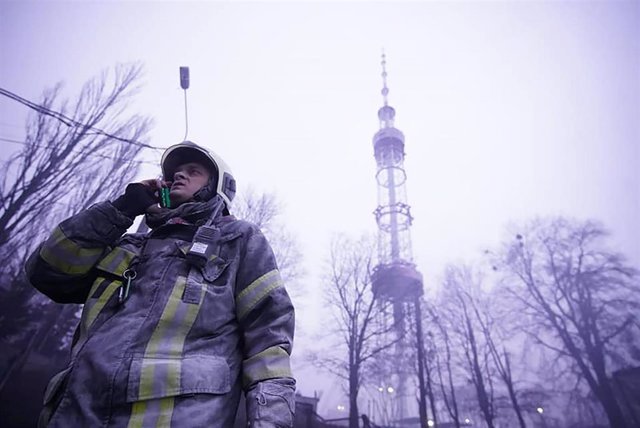 Trabajadores de los servicios de emergencia en Kiev.